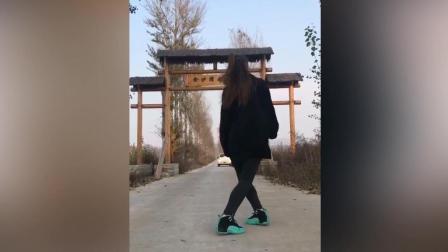 最新潮-爆红的鬼步舞广场舞《小气鬼》跳的太