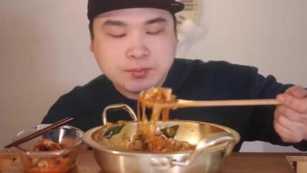 韩国胖哥吃海鲜煮宽粉, 搭配一碗泡菜真是美味