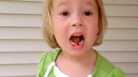 美国5岁萌娃, 自己动手用玩具弓箭拔牙, 勇气可嘉!