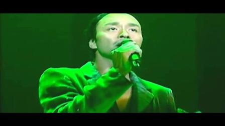 张国荣演唱会上翻唱林忆莲的《至少还有你》,