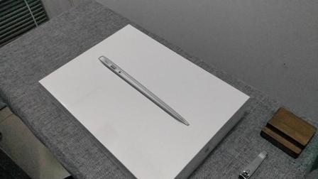 MacBook Air开箱: 拆箱的那一刻确实亮了, 不过花7000块买这货真的值吗?