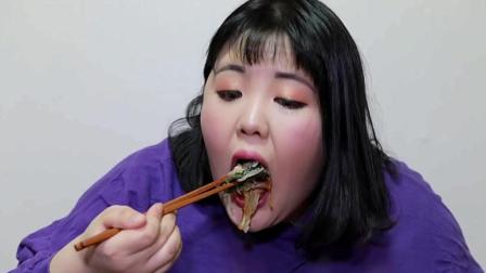 韩国大胃王秀彬吃播, 猪脊骨炖酸菜, 上面全是肉
