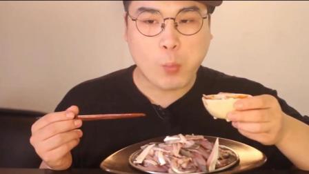 韩国大胃王豪放派小哥狂吃一大盘长条烤猪肉香