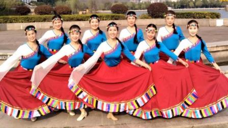 午后骄阳原创藏族舞《卓玛泉》团队一起示范跳的非常整齐