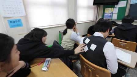 上课偷吃零食有技巧 这样伪装一下 就不会被老