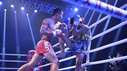 泰拳世界冠军疯狂挑衅，结果被中国小伙暴打KO重击头部十几拳