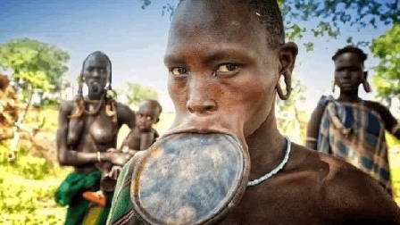 非洲古老风俗, 残忍程度不亚于割礼, 越看肉越疼