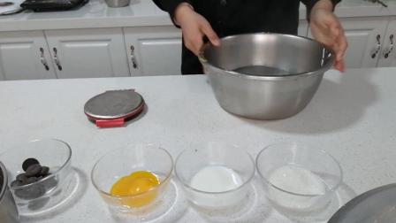 巧克力冰淇淋制作(一): 准备材料温水、鸡蛋、可可粉、巧克力等