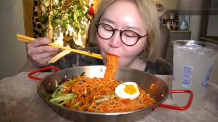 韩国吃播多罗茜吃海鲜汤宽粉 这是她的最爱了