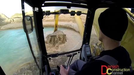 小松挖机水下挖砂石料 驾驶舱内视角
