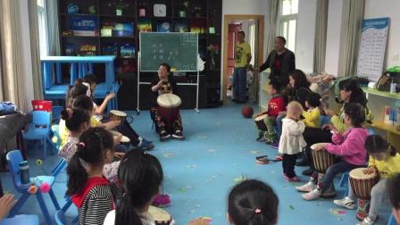 草草义工壹基金壹乐园儿童服务站姜菊萍老师教孩子们感受非洲鼓的节拍