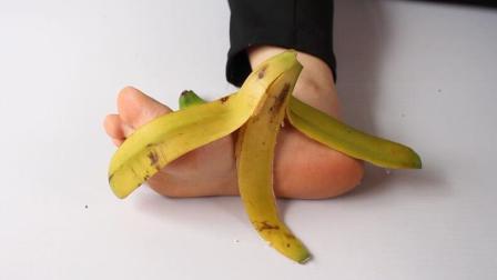 香蕉皮不要扔了, 没想到在脚底抹一下, 效果这么