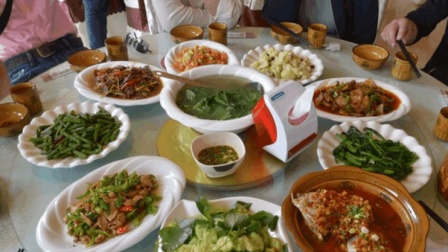 实拍老挝: 中国人去老挝旅游后成土豪, 一顿饭就