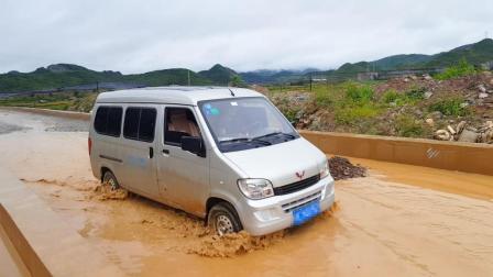 自驾面包车穷游中国, 海南-云南, 走了几天却因为下大雨