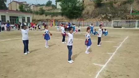 《最炫民族风》的伴奏下, 张家庙四年级学生跳的这支舞蹈很放松