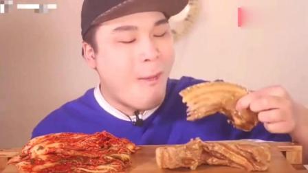 韩国大胃王眼镜小哥吃刨子五花肉和方便面拌面