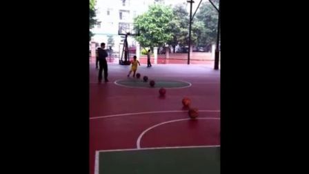 广州少华篮球培训少儿班左右手运球绕球练习中
