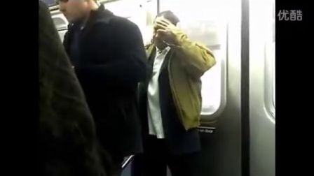实拍美国地铁内边吃薯片边劝架的薯片哥