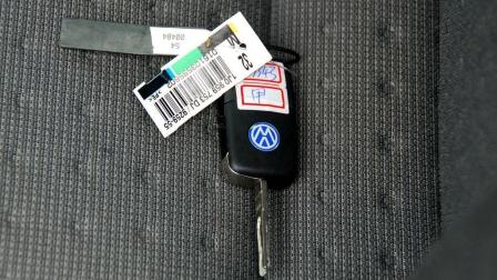 汽车钥匙丢了重新配太贵? 找到备用钥匙上的小卡片, 几十块钱搞定