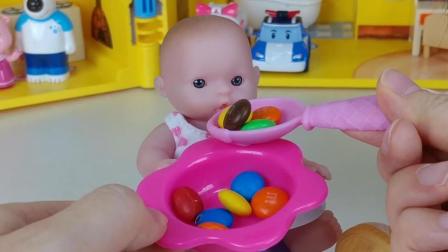米露从糖果机里摇出惊喜娃娃奇趣蛋