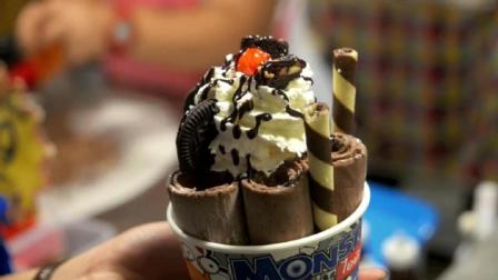曼谷街头美食-完美的泰国冰淇淋卷奥利奥巧克力布朗尼