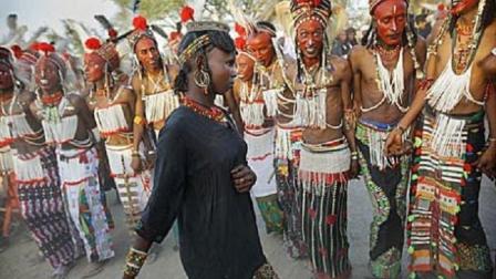 非洲神秘的原始部落 实行一妻多夫制 女子可以随时与人发生关系