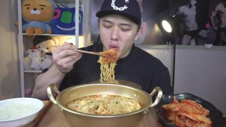 韩国吃货小哥, 吃一锅辛拉面+辣白菜, 吃完不够