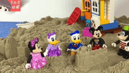 迪士尼米老鼠唐老鸭乘坐火车 海边沙滩堆城堡和汽车模型