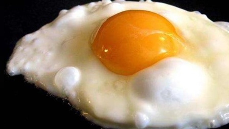 学会这几个煎鸡蛋的小技巧, 保证煎出超完美的蛋