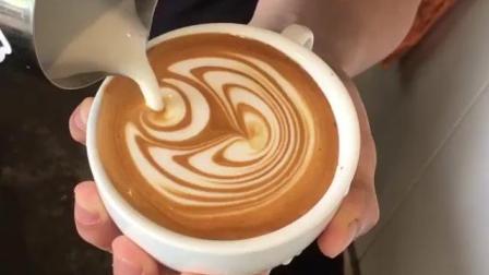 咖啡师培训班, 演示大摆幅压纹, 流量控制咖啡拉花技巧教程视频