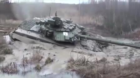 坦克遇到泥泞地形, 陷入淤泥中, 冲不出去