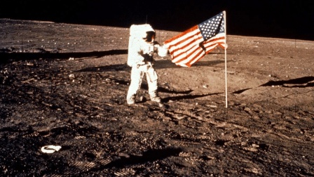 美国宇航员在月球插国旗, 现在旗子怎么样了? 原来太空这么可怕