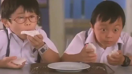 小飞侠: 一小伙吃饭, 两小伙却望着他的碗, 吓得小伙狼吞虎咽的消灭午饭!