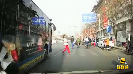 河北张家口 公交车与学生抢道 险酿车祸