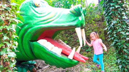 小萝莉来到了儿童游乐园 恐龙乐园 真是玩得好开心啊