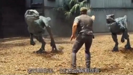 侏罗纪世界：员工给恐龙喂食，却不小心从过道摔了下去，太悲催了