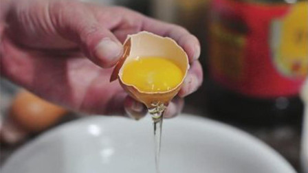在一个鸡蛋中, 蛋黄和蛋白究竟哪个更有营养? 选错鸡蛋就白吃了