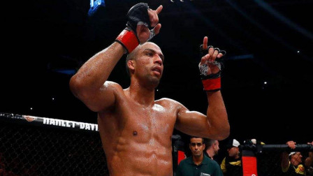 精彩MMA对决: 巴西腿王巴博萨VS霍克, 全程重击看着都疼