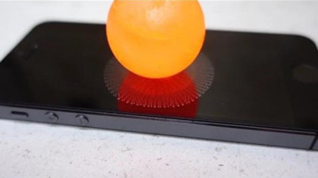 虐机又现新高度! 将烧红的铁球放在苹果手机上, 结果究竟会怎样?