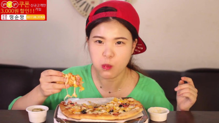 韩国当顺吃培根虾仁披萨, 拉丝的芝士看着好诱人啊