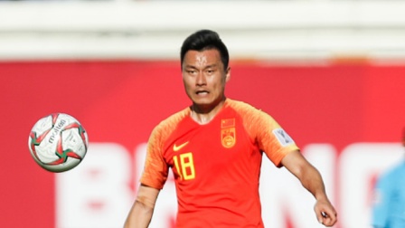2019亚洲杯 C组中国VS吉尔吉斯斯坦 为热爱倾尽全力！郜林前场抢断遭重击，掩面倒地痛苦不堪