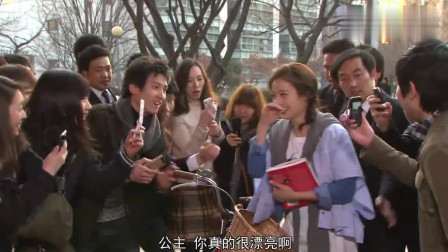 我的公主: 公主骑自行车去上学, 后面一群保镖跑步跟在后面, 真逗
