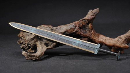 小哥20万美元在国外买下"赵云佩剑", 看到剑上配字, 专家说国宝