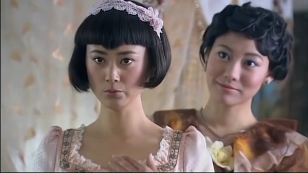 女子给妹妹精心打扮，让她穿礼裙她却穿旗袍，女子也是无奈了