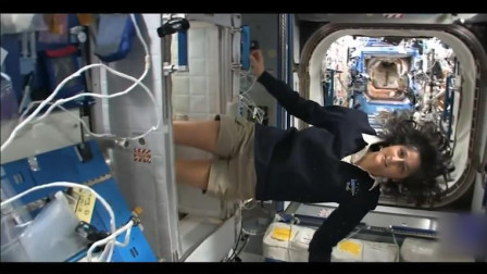 在失重的宇宙空间站里, 宇航员们是如何睡觉的? 看完你的认知