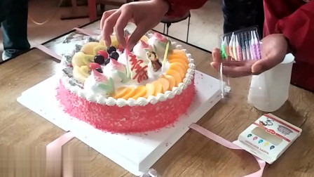 河南农村老人过生日, 明明是70大寿, 为什么蛋糕上放5个寿桃呢?