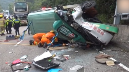 实拍! 香港一小巴行驶中突然侧翻 司机身亡16名乘客爬出车外