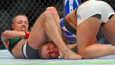 UFC女王罗斯狂暴重击打到对手飙血不止!