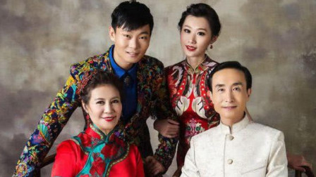 61岁巩汉林全家福曝光, 儿媳颜值不输女星, 但与公公这张合照引争议