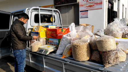 农村40岁大哥卖瓜子一年挣6万, 摆摊9年为啥不想卖了? 听他怎么说